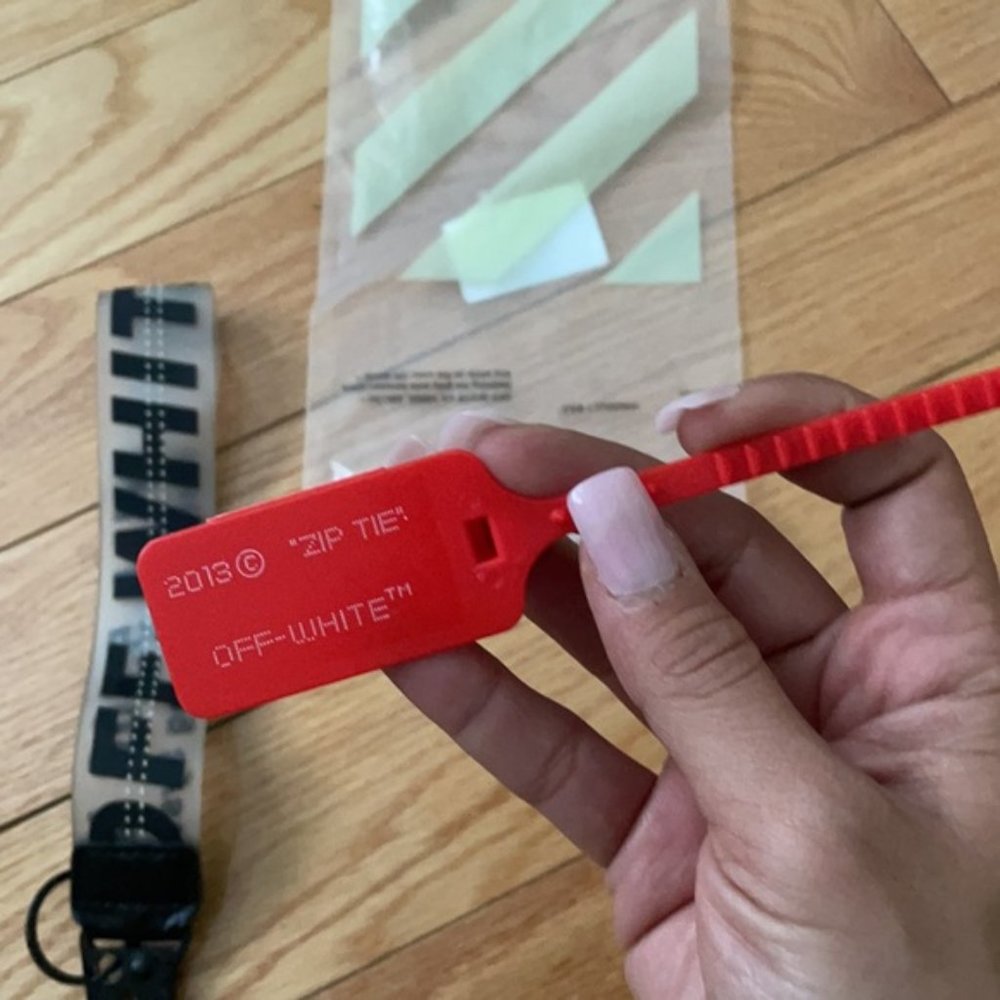 Off White Keychain - Picture 3 of 8